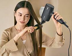 Der Haartrockner Panasonic EH-NAOJ bietet verschiedene Modi für Haar, Kopfhaut und Gesicht