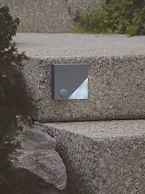 Klein und unauffällig lässt sich das LED-Sensor-Licht selbst an Treppenstufen anbringen. Das wasserfeste Gehäuse trotzt jeder Witterung<br>(Quelle: epr, Fotos: Züblin Elektro GmbH)