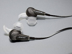 Bose QC®20 Headphones: sitzen perfekt und erlauben das genussvolle Hören mit oder ohne Nebengeräuschen. Es besitzt außerdem Bedienelemente, über die Anrufe entgegennehmen werden können