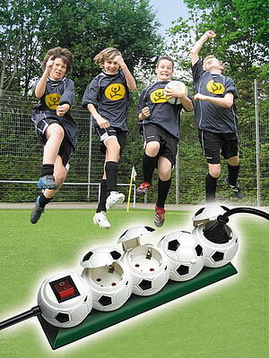 Volltreffer: Pfiffige Fußball- statt langweiliger Steckdosenleiste. (Quelle: epr, Fotos: Brennenstuhl)