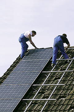 Genug Energie für alle: Eine Solaranlage nutzt die Intensität der Sonne und versorgt Haushalte ganzjährig mit Strom<br>(Quelle: epr, Fotos: Sharp)