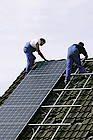 Genug Energie für alle: Eine Solaranlage nutzt die Intensität der Sonne und versorgt Haushalte ganzjährig mit Strom<br>(Quelle: epr, Fotos: Sharp)