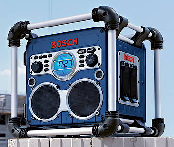 Bosch hat den Radiolader GML 24 V Professional mit zwei weiteren Funktionen ausgestattet: Das Akku-Ladegerät und Baustellenradio lässt sich nun auch per Fernbedienung steuern und die Handwerker können die neuesten Hits nicht nur über das Radio, sondern auch dank des eingebauten, stoßresistenten CD-Players hören<br>(Fotos: Bosch)