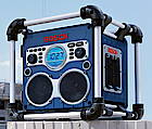 Bosch hat den Radiolader GML 24 V Professional mit zwei weiteren Funktionen ausgestattet: Das Akku-Ladegerät und Baustellenradio lässt sich nun auch per Fernbedienung steuern und die Handwerker können die neuesten Hits nicht nur über das Radio, sondern auch dank des eingebauten, stoßresistenten CD-Players hören<br>(Fotos: Bosch)