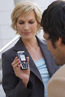 Sogar per Handy können die Geräte kontrolliert und gesteuert werden<br>(Fotos: Siemens)