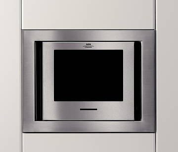 Der Fernseher passt perfekt in die Küchenfront. Das obere Foto zeigt den Kompakt-TV zusammen mit dem Wasser/Eisdispenser<br>(Fotos: AEG-Electrolux)