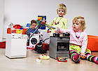 Kochen, Waschen und Staubsaugen wie die Großen: Für kleine Kinder gibt es nichts Schöneres als dasselbe zu tun wie Mama und Papa. Mit Spielzeuggeräten von Miele ist der Puppenhaushalt komplett<br>(Fotos: Miele)