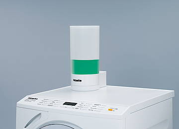 Die Waschmaschine „LiquidWash“ hat eine automatische Dosierung für Flüssigwaschmittel. Das erleichtert die Bedienung des Gerätes ernorm, denn bei der Waschmitteldosierung können weder Über- noch Unterdosierungen vorkommen. In Abhängigkeit von der Beladung und dem Verschmutzungsgrad wird die Dosierung automatisch von der Maschine gesteuert<br>(Fotos: Miele)