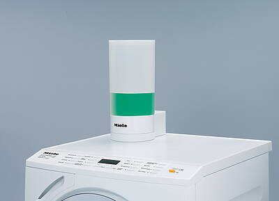 Die Waschmaschine „LiquidWash“ hat eine automatische Dosierung für Flüssigwaschmittel. Das erleichtert die Bedienung des Gerätes ernorm, denn bei der Waschmitteldosierung können weder Über- noch Unterdosierungen vorkommen. In Abhängigkeit von der Beladung und dem Verschmutzungsgrad wird die Dosierung automatisch von der Maschine gesteuert<br>(Fotos: Miele)