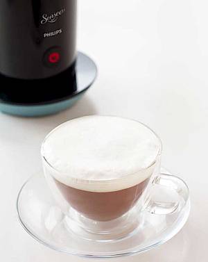 Der Senseo Milk Twister liefert schnell auf Knopfdruck köstlichen Milchschaum heiß oder kalt. Auch als "Paket" mit Kaffeemaschine Senseo Twist erhältlich