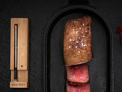 Das edel designte Meater Fleischthermometer ist mit einer Bluetooth-Verbindung ausgestattet und führt dank intuitiver Smartphone-App Schritt für Schritt durch den Garvorgang