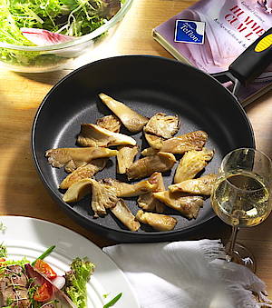 Sommersalat mit marinierter Geflügelleber in Trüffelbutter und sautierten Austernpilzen<br>(Fotos: djd / Dupont)