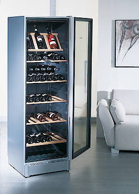 Hinter seiner eleganten, silbernen Fassade verbirgt sich erstaunliches Volumen. Der neue Bosch Gourmet WineCooler fasst 198 Flaschen<br>(Fotos: Bosch)