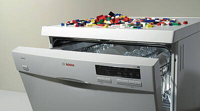 Gemeinsam mit LEGO hat Bosch die erste Spülmaschine für Kunststoffspielzeug und Geschirr entwickelt. Bausteine, Rasseln und ihre Verwandten werden beim LEGO Spülprogramm 40°C schonend gereinigt – für noch mehr Spaß beim Spülen und Spielen!<br>(Fotos: Bosch)