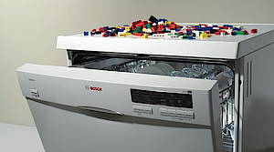 Gemeinsam mit LEGO hat Bosch die erste Spülmaschine für Kunststoffspielzeug und Geschirr entwickelt. Bausteine, Rasseln und ihre Verwandten werden beim LEGO Spülprogramm 40°C schonend gereinigt – für noch mehr Spaß beim Spülen und Spielen!<br>(Fotos: Bosch)