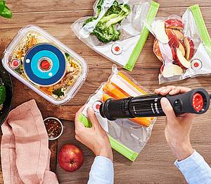 Die Technologie des Bosch Vakuum-Frischhaltesystems hält Lebensmittel länger frisch und ermöglicht neue Kochtechniken wie Sous-Vide Garen und schnelleres Marinieren