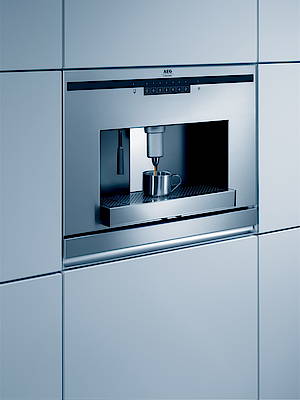 Die kompakte Espressomaschine passt perfekt in jede Küchenzeile<br>(Fotos: aeg-electrolux)