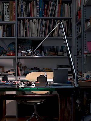 Eine Gasdruckfeder verleiht der Schreibtischlampe Lifto Beweglichkeit. (Fotos: Belux)