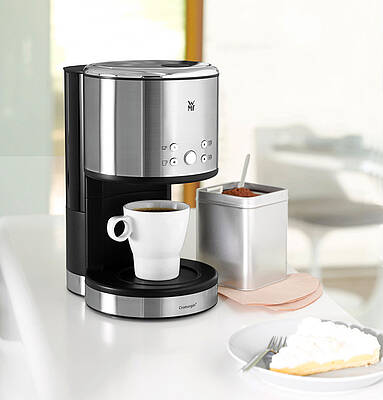 Frisch gebrühter Filterkaffee liegt im Trend. Mit der Coup AromaOne präsentiert WMF die wohl weltweit erste Filterkaffeemaschine, die auf Knopfdruck jeweils nur eine Tasse frisch aufgebrühten Filterkaffee zubereitet