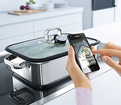 Kochen via Smartphon: Alles, was es zur neuen Koch-Einfachheit braucht, ist ein Dampfgarer der Serie „WMF Vitalis“, den Sensor und die App des WMF Cook Assist