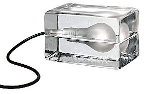 Wie ein Eisblock wirkt das Glasgehäuse von Block Lamp. (Fotos: Design House Stockholm)