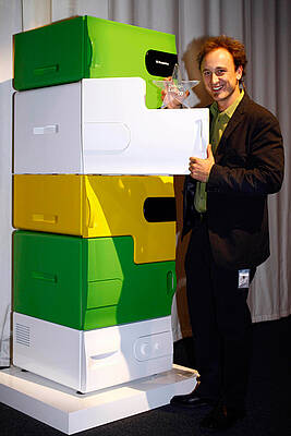 Stefan Buchberger mit seinem Modul-Kühlschrank (Fotos: Electrolux)