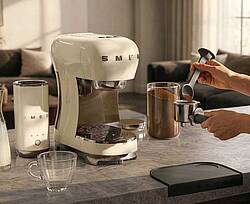 Ein feines Geräte-Set für das Barista-Feeling zu Hause. Der schmalen Kaffeemaschine in Creme, Schwarz oder Weiß stellt Smeg seinen vielseitigen Milchaufschäumer in derselben Farbe zur Seite