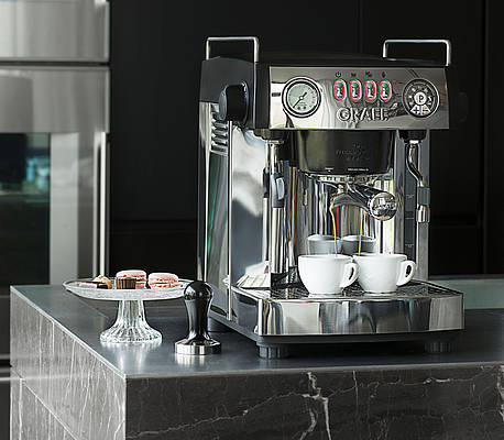 Dank der zwei Pumpen und ihres durchdachten Designs ist die Graef Baronessa auch eine Siebträgermaschine für alle, die ihren Espresso möglichst rasch unter die feine Milchschaumhaube bringen wollen