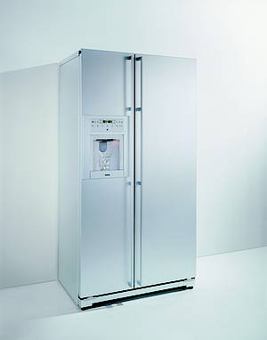 Die neuen Kühl- und Gefrierkombinationen sind mit Edelstahltüren auch nahtlos in eine Küchenfront integrierbar. Die RS 495 bietet sieben komfortabel regelbare Klimazonen