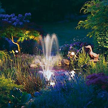 Der nächtliche Gartenteich raffiniert beleuchtet (Fotos: Gardena)