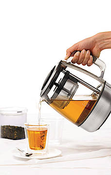 Automatisch senkt und hebt sich beim Gourmet Tea Advanced Automatic das Teesieb. (Fotos: Gastroback)
