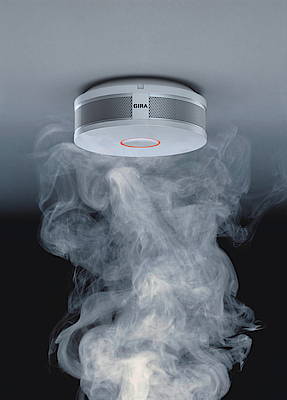 Der Gira Rauchmelder Dual/VdS vereint die Auswertung von Streulicht mit der Wärmeerkennung (Bild: www.gira.de)