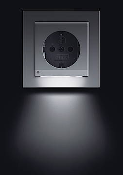 Intelligente Lösung: Gira bietet eine Steckdose mit Orientierungshilfe, die mit einem Lichtsensor ausgestattet ist (Bild: www.gira.de)