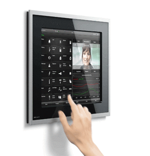 Die Touchscreen steuert Hausnetzwerke (Fotos: Gira)