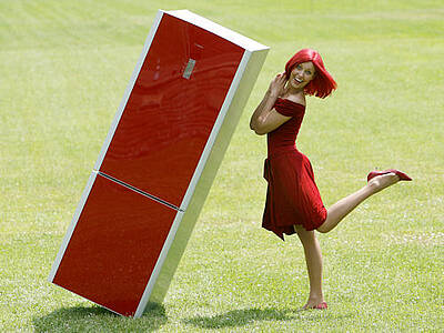 Miss IFA präsentiert die neuen High Tech Kühlschränke (Fotos: IFA)