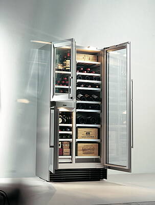 Das Bild zeigt den Gaggenau Weinklimaschrank IK 360, der bis zu 118 Flaschen fasst und drei Temperaturzonen bietet<br>(Fotos: Gaggenau)
