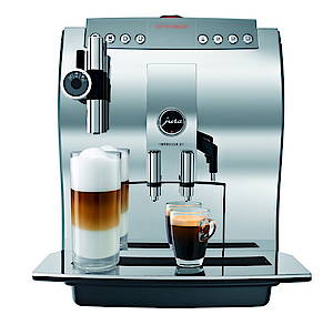 Optisch Akzente setzen der neue höhenverstellbare Cappuccino-Auslauf und der höhen- und breitenverstellbare Kaffeeauslauf aus massivem Aluminium und Edelstahl