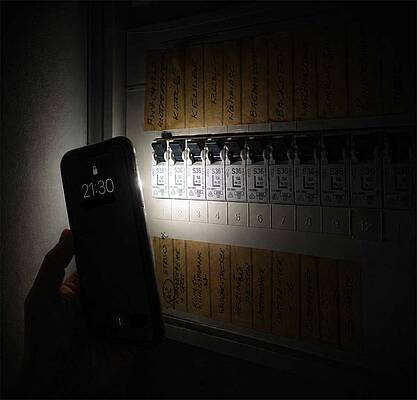 Stromausfall im Eigenheim: Ohne entsprechend ausgelegte Not- oder Ersatzstromlösung bleibt es auch bei vorhandener PV-Anlage und Speicher dunkel