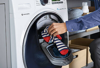 Eine Tür im Bullauge der Samsung AddWash macht es möglich: Das Nachladen von vergessenen Wäschestücken wenn die Waschmaschine bereits im vollen Gange ist. Der beste Zeitpunkt zum Nachladen wird dabei bequem in der Smart Home-App angezeigt