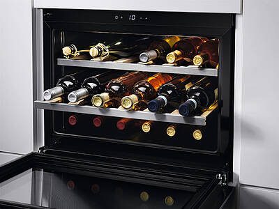 Klein und oho, denn bis zu 18 Weinflaschen finden im AEG Einbau-Weinkühlschrank der Energieeffizienzklasse A++ Platz