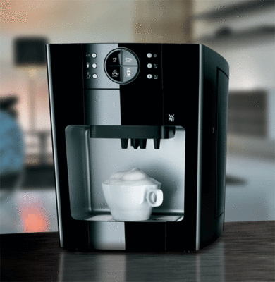 Design der Kaffeepadmaschine aus Schwarz, Weiß und Silber (Fotos: WMF)