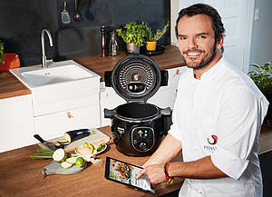 Starkoch Steffen Henssler ist Profi durch und durch, Perfektionist aus Leidenschaft und Fan von zuverlässigen Küchenhelfern wie dem Krups Cook4Me+ Connect