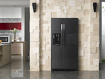 Schwarzer Edelstahl macht den Kühlschrank zu einer eleganten Erscheinung (Fotos: LG)