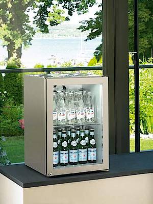 Die Glastür des Kühlschranks Cool Mini erlaubt den Blick auf alle Leckereien. (Fotos: Liebherr)