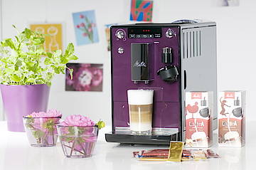 Die Caffeo Latteo ist in vier trendigen Farben erhältlich: Aubergine-Schwarz, Silber-Schwarz, Rot-Schwarz oder Silber-Weiß