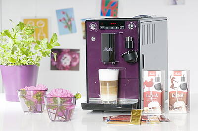 Die Caffeo Latteo ist in vier trendigen Farben erhältlich: Aubergine-Schwarz, Silber-Schwarz, Rot-Schwarz oder Silber-Weiß