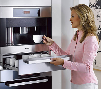 Der Geschirrwärmer unterm Kaffeevollautomaten hält Tassen und Gläser warm. (Fotos: Miele)
