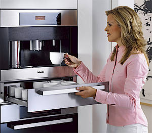 Der Geschirrwärmer unterm Kaffeevollautomaten hält Tassen und Gläser warm. (Fotos: Miele)