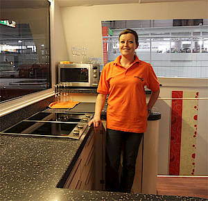 Heike Patzel in der Küche ihrer Yacht (Fotos: Miele Marine)