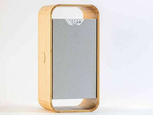 Kompakt, effizient und aus nachhaltigen Materialien: Der Luftreiniger OneLife X ist aus schnell nachwachsendem Bambus und recyceltem Kunststoff gefertigt